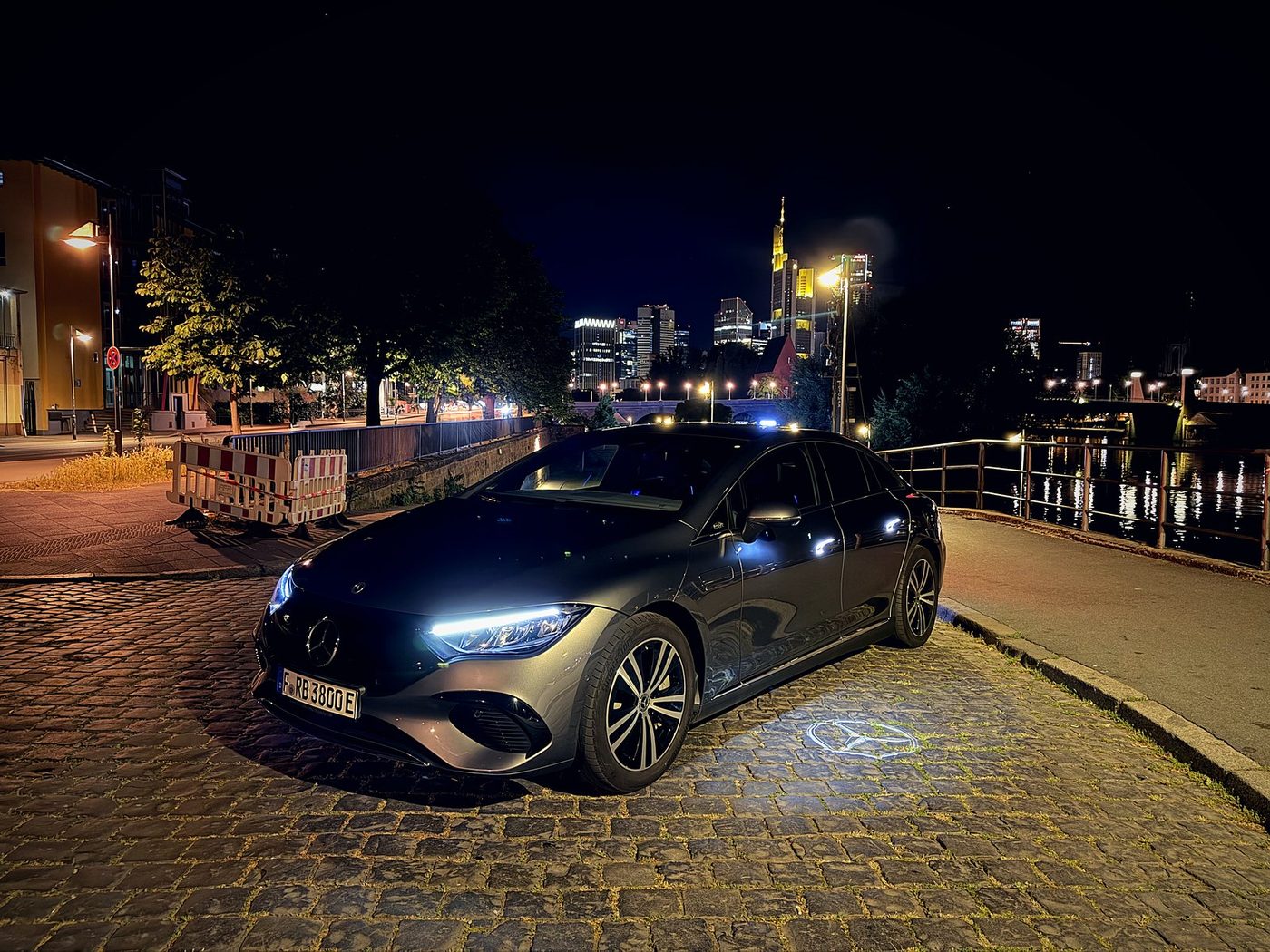 Mercedes EQE Chauffeurfahrzeug von REBA Mobility in Frankfurt